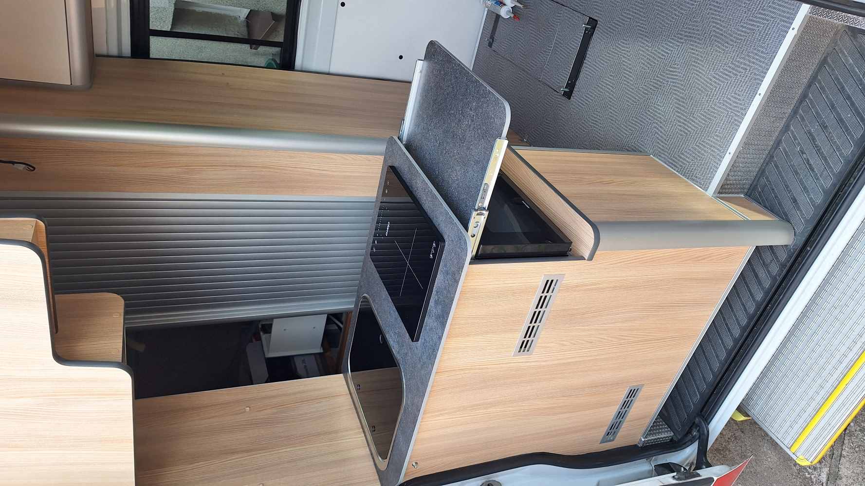 Vestavba karavanu — kuchyňka