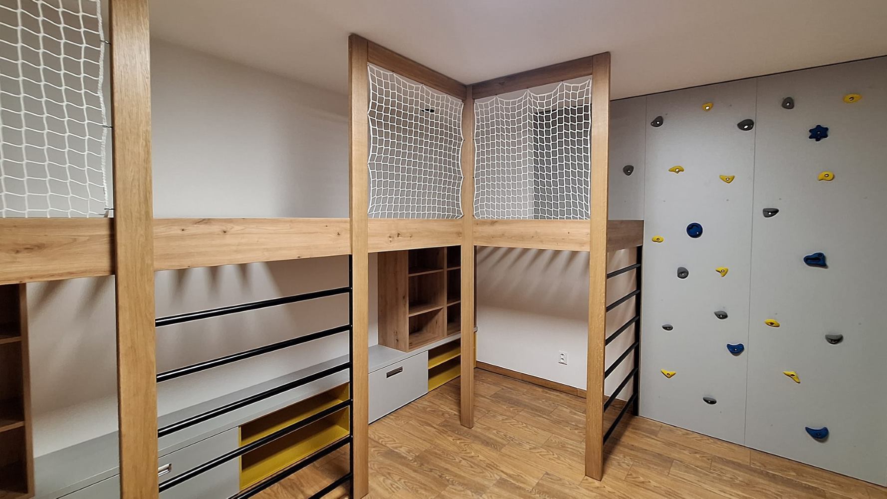 Patrová postel s lezeckou stěnou